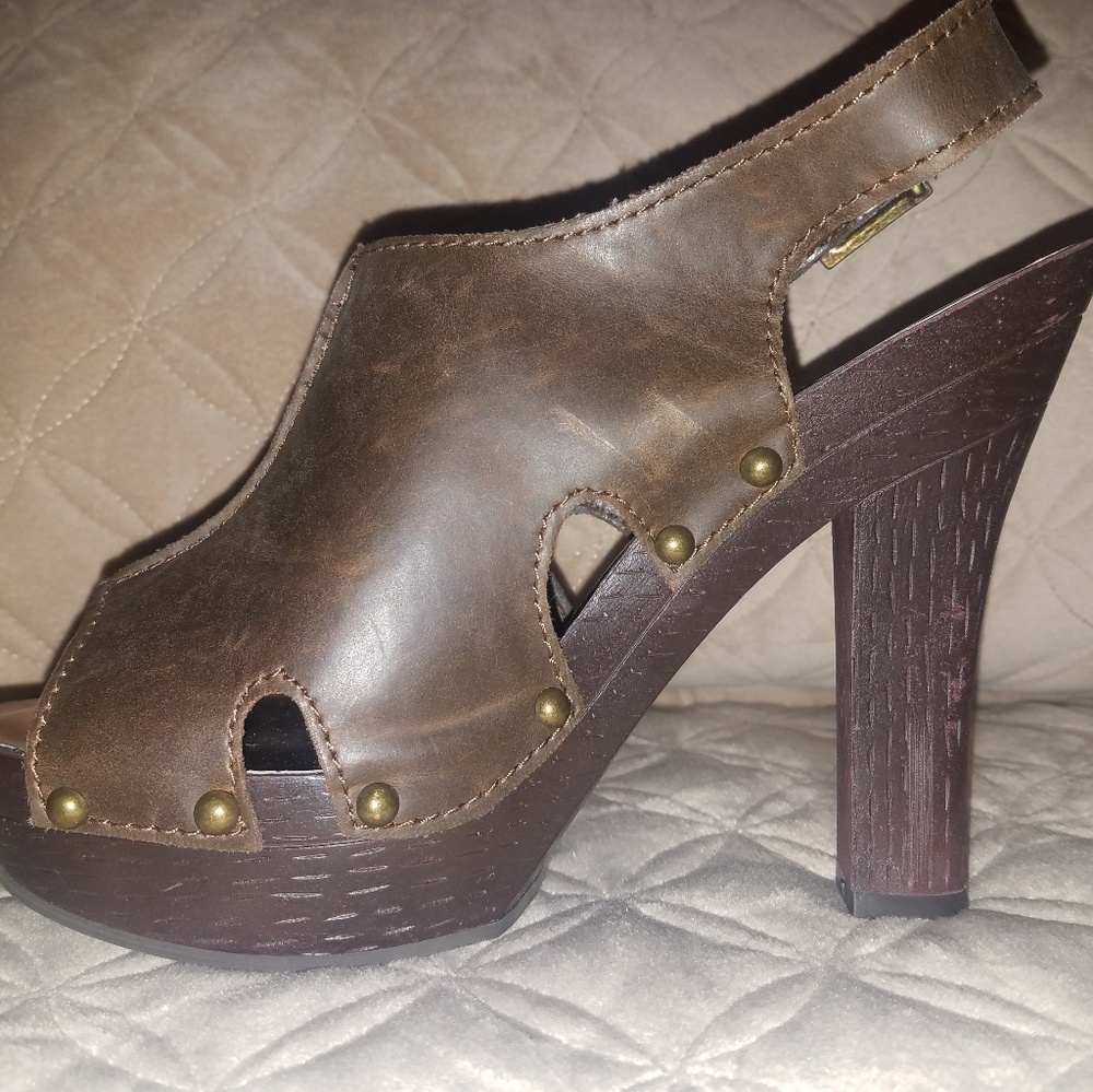 Shoes - Picture 2 of 4